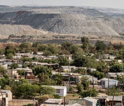 Aufnahme der Mine Tharisa mit der Gemeinde Maditlokwa davor