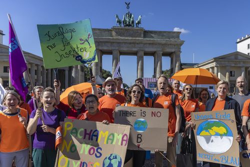 Brot für die Welt demonstriert beim Globalen Klimastreik unter dem Motto:
#EndFossilFuels Brot für die Welt demonstriert beim Globalen Klimastreik unter dem Motto:
#EndFossilFuels