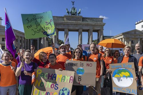 Brot für die Welt demonstriert beim Globalen Klimastreik unter dem Motto:
 #EndFossilFuels