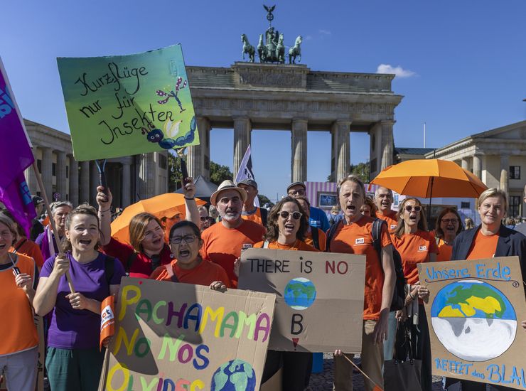 Brot für die Welt demonstriert beim Globalen Klimastreik unter dem Motto:
 #EndFossilFuels