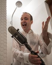 Patrick Bopp singt unter der Dusche