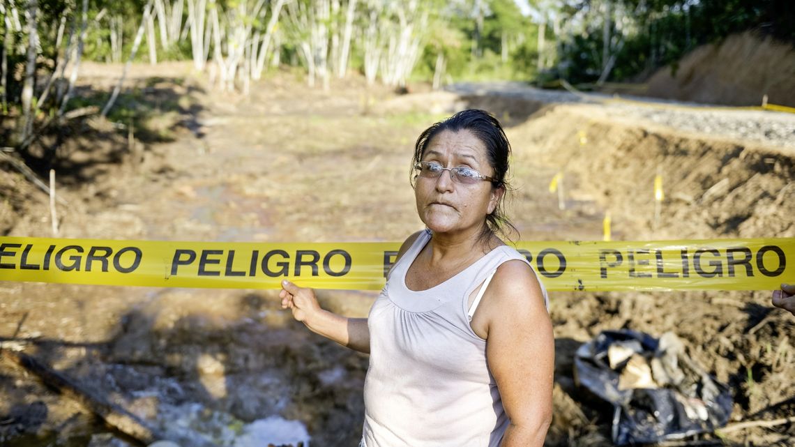 Belia am Rand der verseuchten Fläche im Regenwald