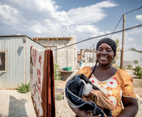 Gemeindebeobachterin Christina Mdau (31 Jahre) hängt in ihrem Haus in Maditlokwa Township, Marikana-Gebiet in der Nordwestprovinz Südafrikas, Wäsche auf.Projektpartner: BMF (Bench Marks Fondation)