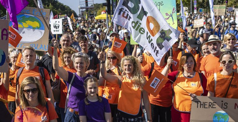 Deutschland, Berlin, 15. September 2023, Mitarbeitende und Unterstützende von Brot für die Welt demonstrieren beim Globalen Klimastreik unter dem Motto: #EndFossilFuels