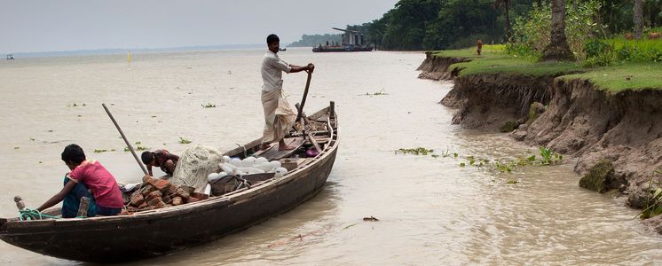 Fischer beim Fischfang in einem Fluss in Morrelganj, Bagerhat, Bangladesch.Projektpartner: Christian Commission for Development in Bangladesh (CCDB)