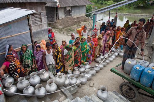 Im Süden von Bangladesch ist das Grundwasser oft versalzen durch den steigenden Meeresspiegel. Frau müssen weiter Wege gehen, um sauberes Wasser zu holen. Partner von Brot für die Welt betreiben Trinkwasserversorgung mit einem solarbetriebenem Umkehr-Osmose-Filter, der Brackwasser in Trinkwasser umwandelt.