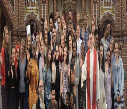 Gruppenfoto der Stipendiaten in einer Kirche