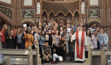 Gruppenfoto der Stipendiaten in einer Kirche