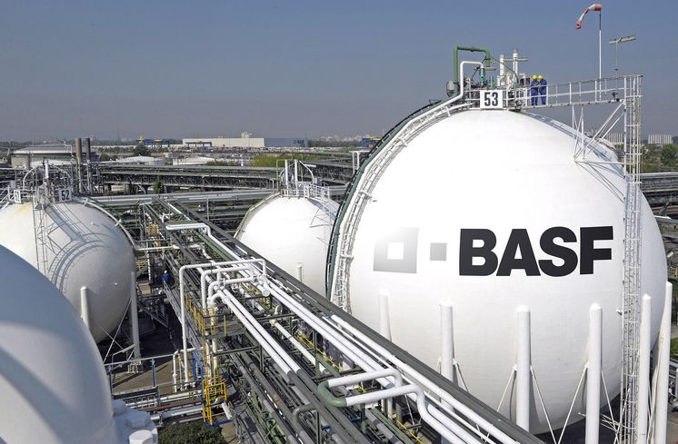 Tanklager der BASF in Ludwigshafen / BASF’s central fuel storage site in Ludwigshafen BASF, Chemie, chemistry, Industrie, industry, Regionen, regions, Europa, Europe, Werk, factory, Verbundstandort, verbund site, Konzernzentrale, headquarters, Außenaufnahme, location shot, Logo, Produktionsstätte, manufactoring plant.