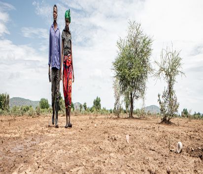 Kuda Gudyanga (46) und seine Frau NoMatter (39) in Nyanyadzi, Chimanimani an der Ostgrenze Simbabwes. Die Region hat eine schwere Dürre erlebt und ist vom Klimawandel stark betroffen. Dadurch sind die Kleinbauern von großen Verlusten bei der Ernte und dem Viehbestand bedroht.Projektpartner: Towards Sustainable Use of Resources Organisation (TSURO)