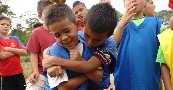 Reportage zur Arbeit des Projektes "Futbol por la Vida" in San José, Costa Rica. Foto zeigt: Szenen aus dem Fußballtraining der Jungen auf den Bolz- und Sportplätzen von Tejarcillos. „Futbol por la Vida“ ist ein Projekt der Lutherischen Kirche in Costa Rica, das von „Brot für die Welt“ unterstützt wird und Kinder und Jugendliche aus armen Verhältnissen von der Straße holt, ihnen Werte vermittelt und ihnen Perspektiven für eine bessere Zukunft aufzeigt. Projektträger: Futbol por la vida (FPV)