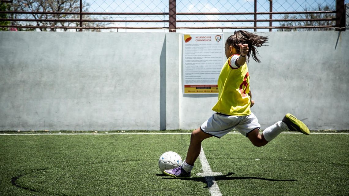 Mädchen spielt Fußball