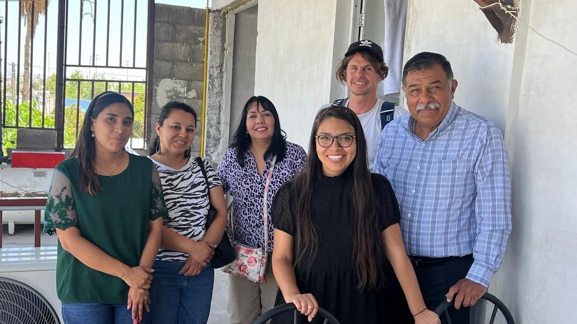 Mit Pfarrer Francisco, seinen Mitstreiterinnen und DHIA zu Besuch in der Herberge "Vida"